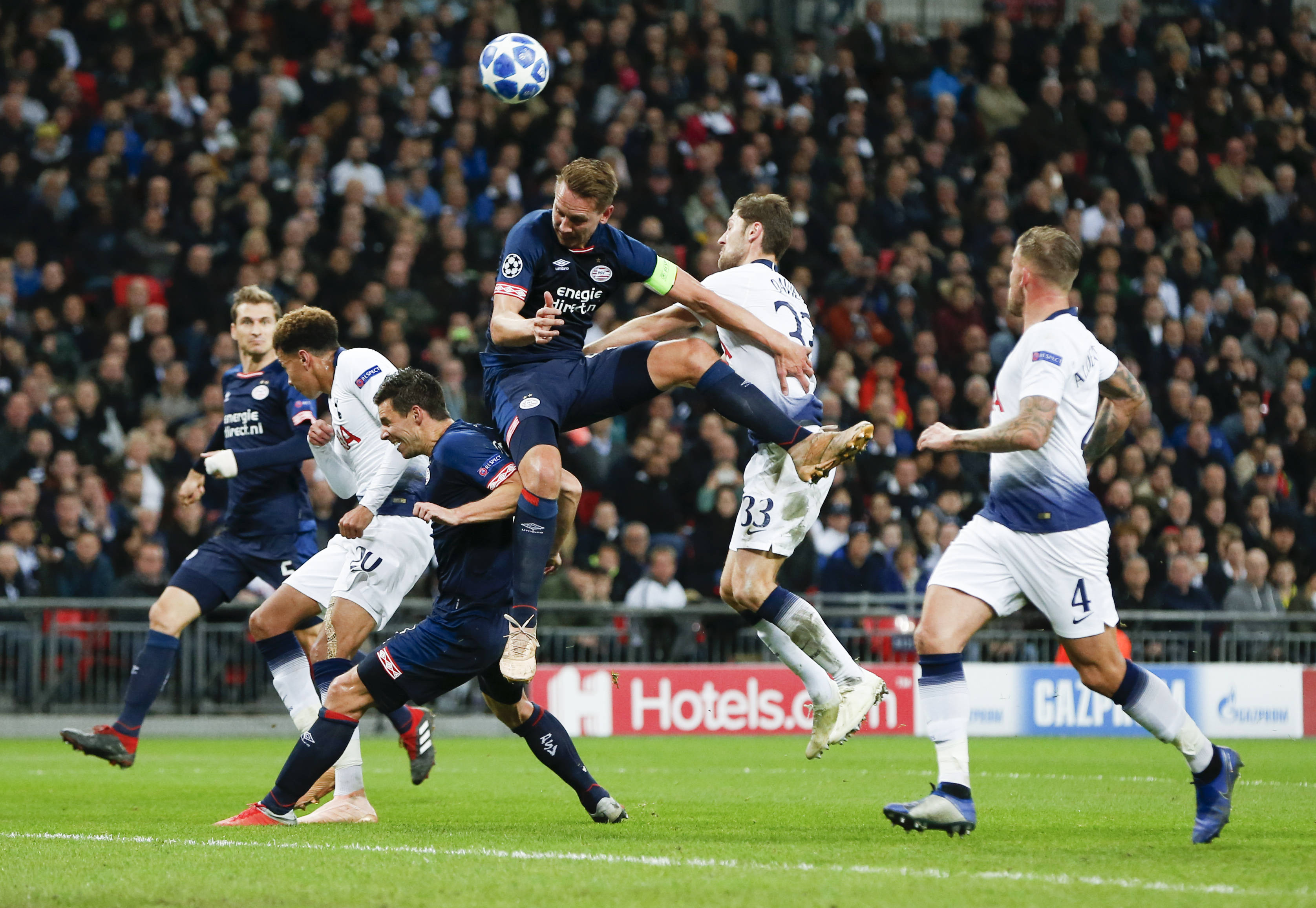 28圈品牌从萨拉赫在加拿大队比赛中爆冷到埃因霍温迎欧联关键赛，莱比锡绝杀压哨备战英超的简单介绍