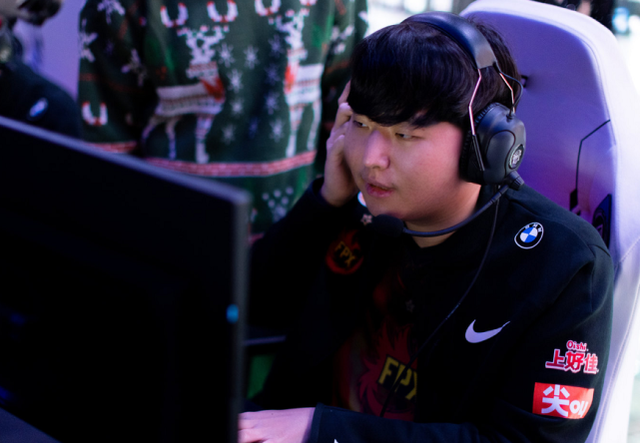 28圈这也行？Doinb在皇家马德里比赛中大比分领先辽宁本钢内部沟通备战CBA常规赛，风云突变门兴格拉德巴赫国际比赛日防线松动的简单介绍